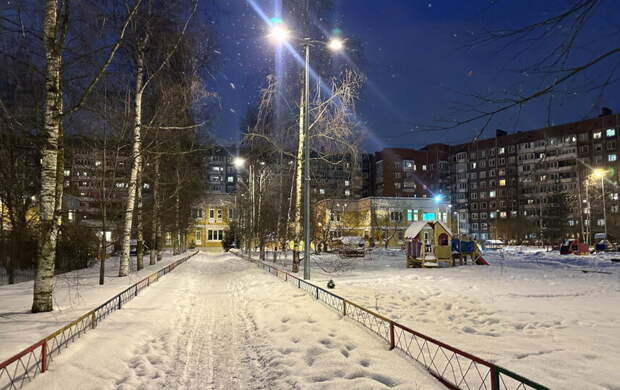 Жилой квартал в Колпино около Харламова сквера получил современное освещение
