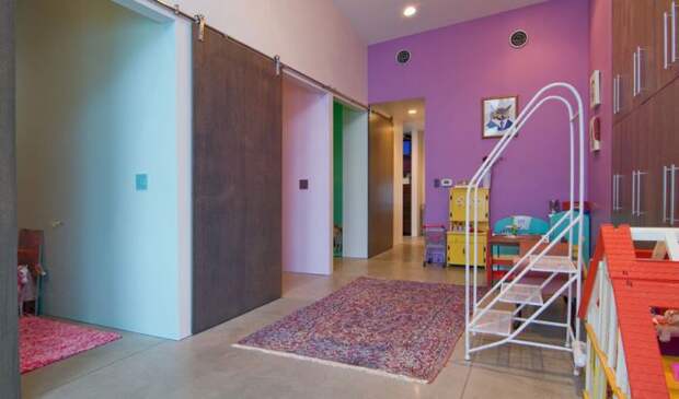 Удачное оформление комнаты при помощи симпатичных раздвижных дверей, те что понравятся.