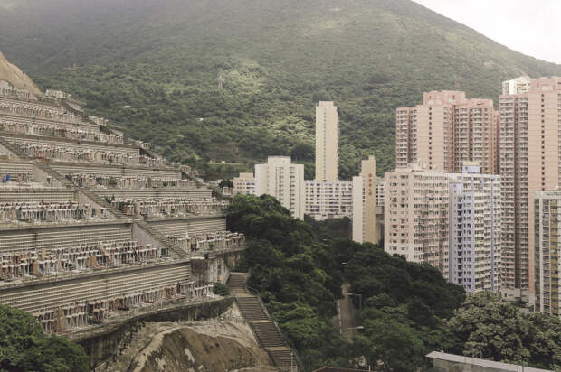 Квартиры в домах, расположенных рядом с кладбищем намного дешевле можно купить, ведь китайцы очень суеверный народ (Гонконг). | Фото: archdaily.com/ Finbarr Fallon.