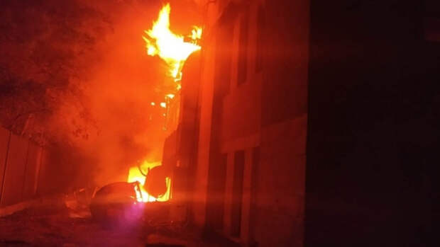 В Севастополе загорелось заброшенное здание