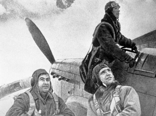 Летчики готовятся к боевому вылету. Крайний слева - Герой Советского Союза летчик Алексей Маресьев Летчики готовятся к боевому вылету. Крайний слева - Герой Советского Союза летчик Алексей Маресьев - РИА Новости, 1920, 19.05.2021