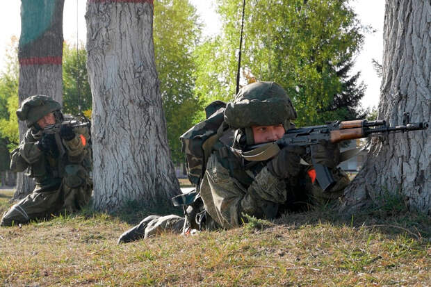 Мотострелки ЦВО учились отражать атаку на военный объект в Кузбассе