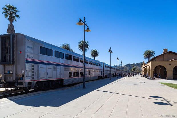Железнодорожный пассажирский состав на станции в Санта-Барбаре. Калифорния.