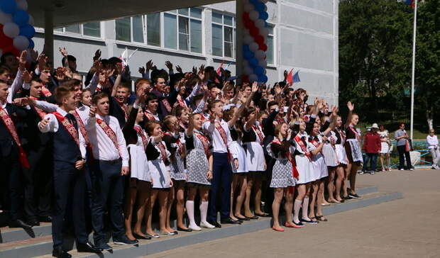 Гладков поздравил белгородских выпускников с окончанием школы
