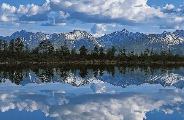 Озеро в окружении снежных гор/ © travelask.ru