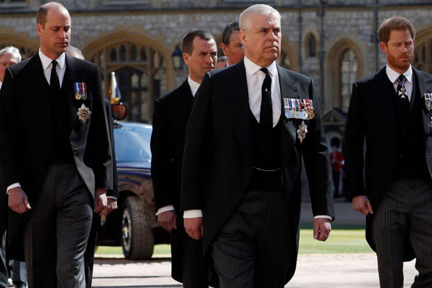 People: принц Уильям хотел бы, чтобы с Эндрю разобрались до его коронации