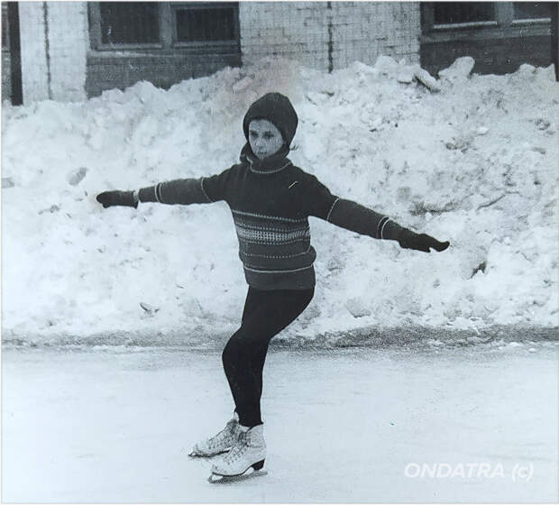 Ондатра на коньках, в возрасте 10-11 лет. В свитерочке! На морозе! :)