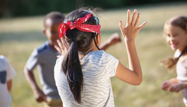 Игра в жмурки была одной из любимых у советских детей Игра в жмурки была одной из любимых у советских детей