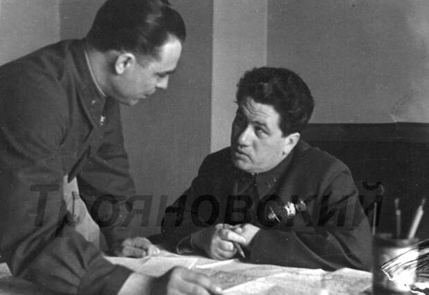 Л.Брежнев, А.Мамонов, 1942 г.од. Фото М.Трояновского.