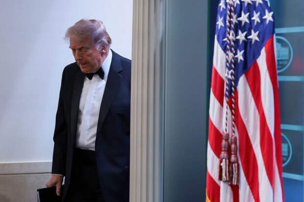 Трамп заявил, что отбился от "злой" пчелы во время общения с журналистами