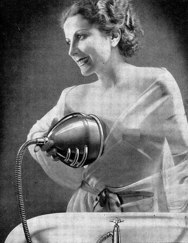 Вот так французские женщины мыли грудь в 1920-х