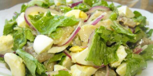 Рецепты салатов без майонеза: Салат с селёдкой, яйцами и луком