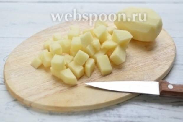Картофель порезать кубиками.
