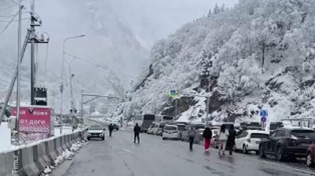 Сотни людей застряли в пробке на границе России и Грузии из-за снегопадов