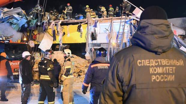 Разбор завалов обрушившегося ТЦ продолжается в Новосибирске