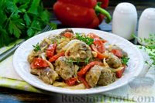 Фото к рецепту: Куриная печень, тушенная с луком, болгарским перцем и вином