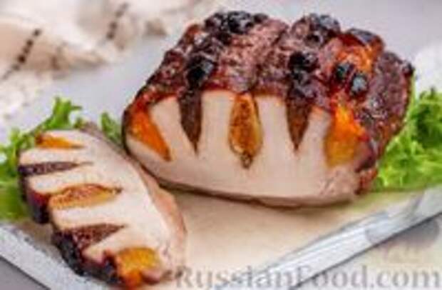 Фото к рецепту: Свинина, запечённая с сухофруктами и медовой глазурью