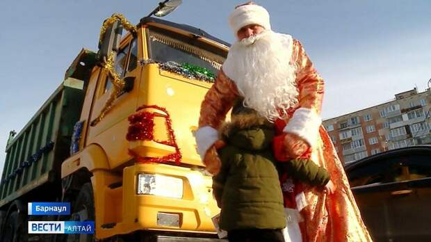 В Барнауле исполнили мечту пятилетнего мальчика, прислав к нему Деда Мороза на КАМАЗе
