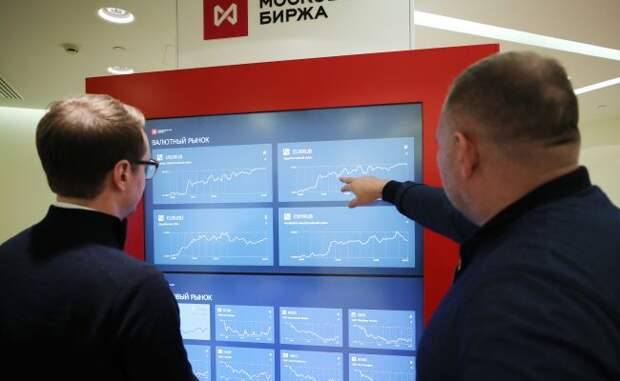 Эксперт пояснил панику на российском рынке акций и перспективы рубля после решения ЦБ