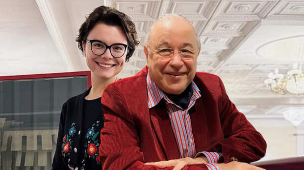 Молодая жена Петросяна показала фигуру в алом купальнике на Мальдивах