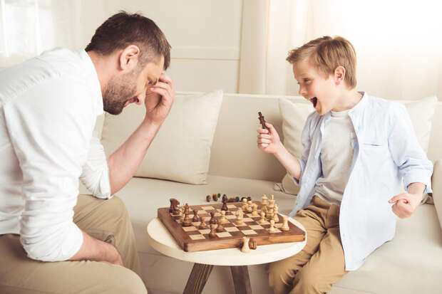 Девятилетний сын играет с одноклассниками в шахматы на деньги