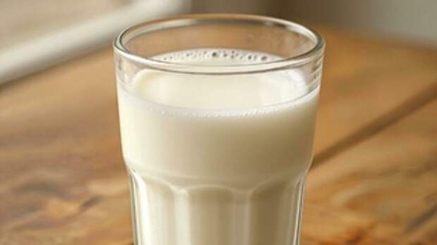 Стакан с молоком / Фото: создано в нейросети