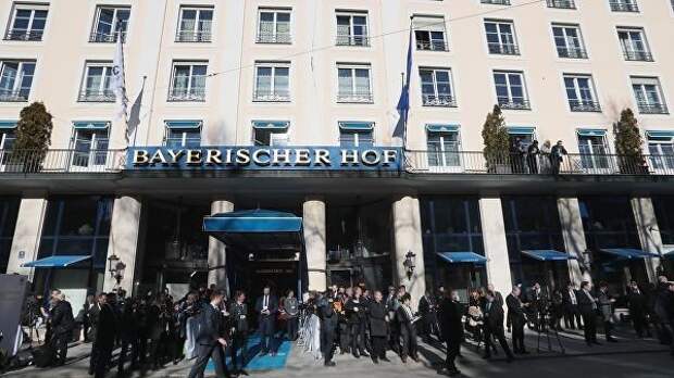 Здание отеля Bayerischer Hof, где проходит Мюнхенская конференция по безопасности Здание отеля Bayerischer Hof, где проходит Мюнхенская конференция по безопасности