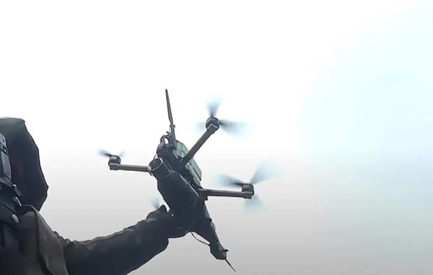 Опубликованы кадры уничтожения FPV-дроном ВС РФ беспилотника ВСУ с ретранслятором