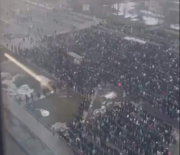 Мужик выглянул в окно и не поверил своим глазам, такой толпы приезжих на коленях он никогда не видел