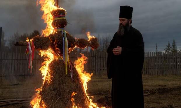 Иеромонах назвал сжигание чучела на Масленицу языческим безобразием