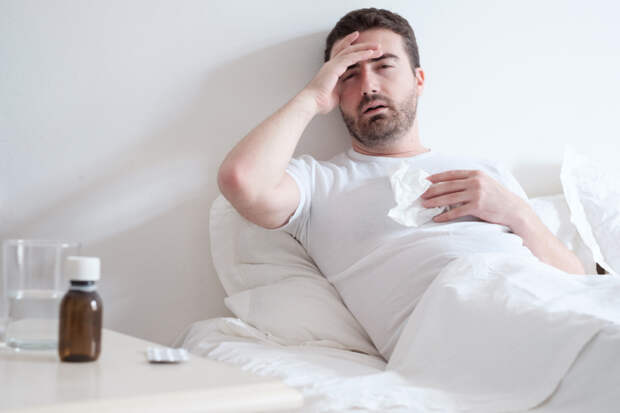 3 летальные болезни, которые стремительно развиваются, и как их вовремя распознатьsick man is lying in bed, fever, weakness