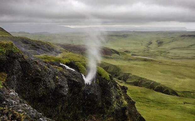 Водопад Вайпугия, Гавайи Вопреки законам гравитации, водопад Вайпугия, или как еще его называют «Перевернутый» водопад не течет в том направлении, в котором, как можно предположить, он должен течь. Это природное явление на самом деле вызвано сильными ветрами, поднимающими столбы воды вверх. Данный перевернутый водопад находится на Гавайях, но подобные ему находятся еще в Ирландии, Исландии и Великобритании.