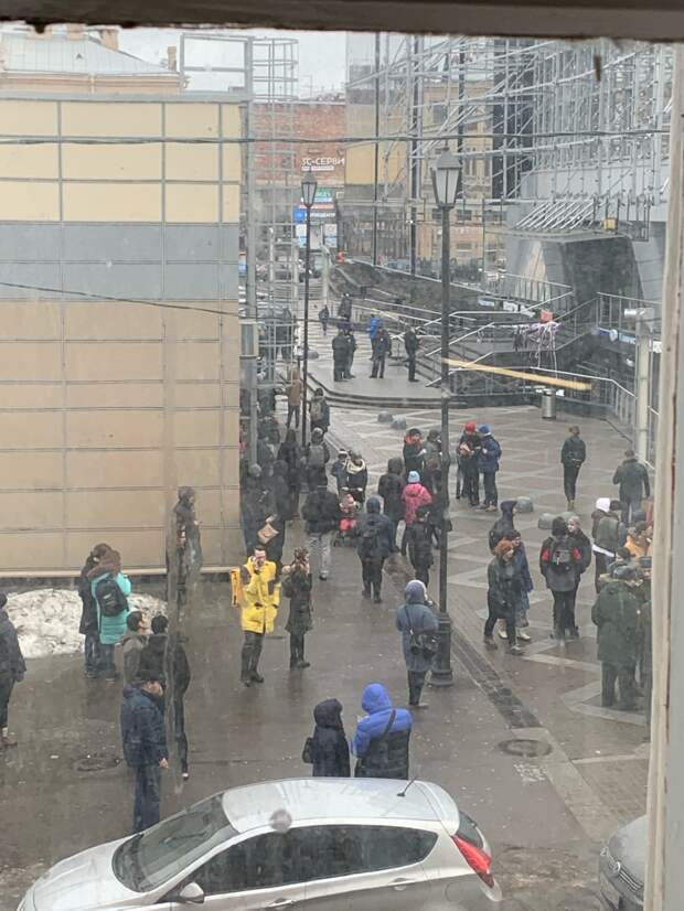 Эвакуация галерея спб сегодня. Эвакуация. Эвакуация в Москве сегодня закрыты ТЦ. Репетиция эвакуации Путина. Фото во время эвакуации теракт на Лубянке.