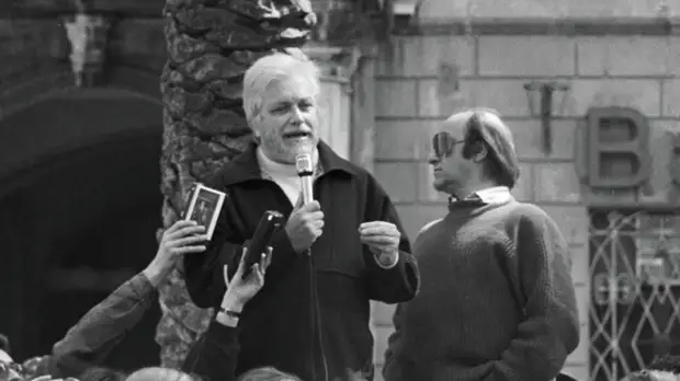 Умер писатель Лучано Де Крешенцо