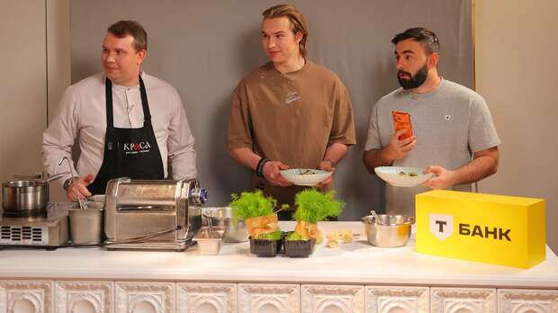 Хоккеист «Торпедо» Виноградов приготовил пельмени для гостей проекта Т-Тур в Нижнем Новгороде