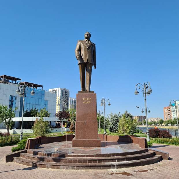 Памятник Гейдару Алиеву в Астрахани