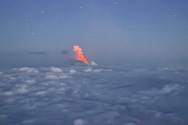 Antara: извержение вулкана Семеру произошло в Индонезии