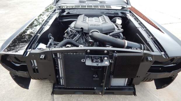 На фото: двигатель Revology Ford Mustang
