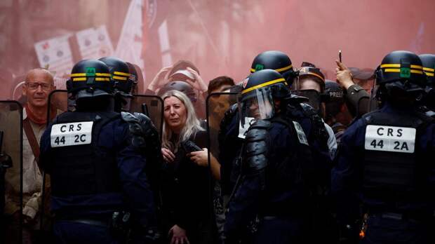 Полиция использовала слезоточивый газ на первомайской акции в Париже
