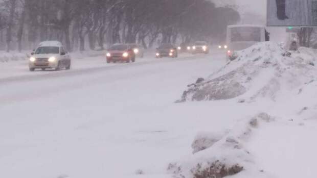 Калининский район Петербурга второй день подряд «утопает» в снегу