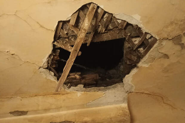 В Новосибирске в жилом доме обрушился потолок