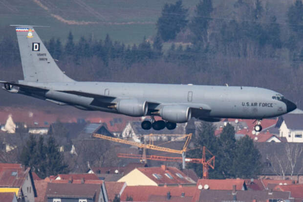 В Британии заметили изрешеченный осколками самолет-заправщик США