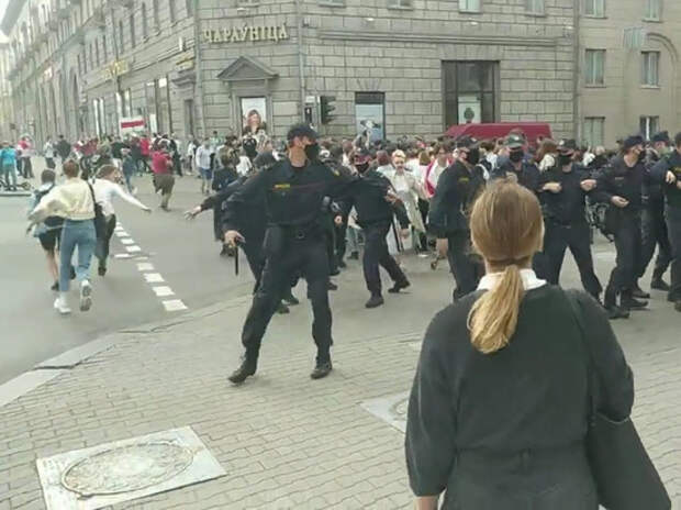 Протестующие прорвали милицейское оцепление рядом со зданием КГБ в Минске