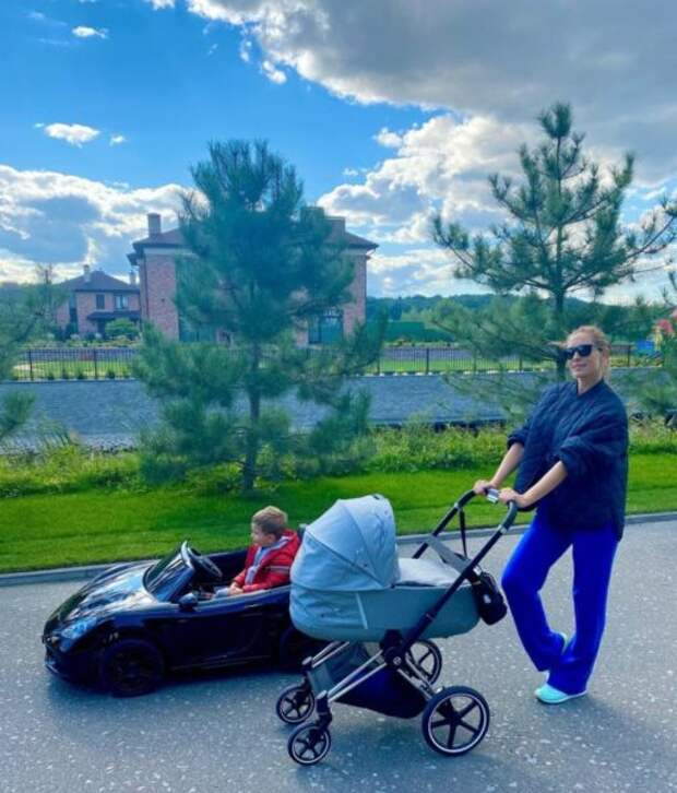 Катя Осадчая с сыновьями на прогулке