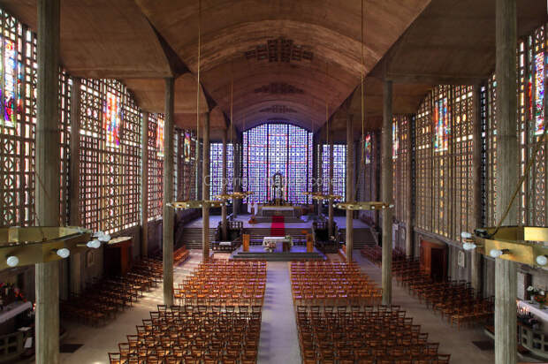 Интерьер главного зала храма Notre-Dame du Raincy (Франция). | Фото: © Thibaud Poirier. 