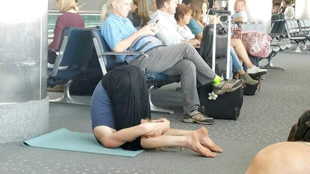 странные люди занятие йогой