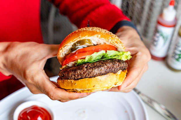 В Британии сделали самый калорийный бургер в стране, не пригодный для продажи