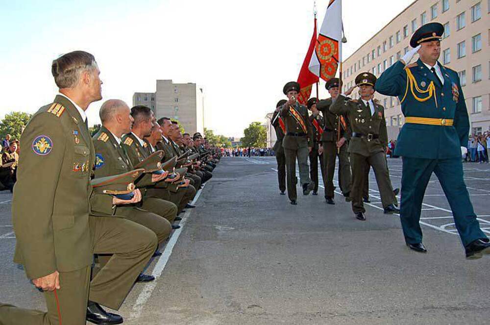 Рост военного. Ростовский институт ракетных войск. Рви РВ Ростовский военный институт ракетных войск. РВИРВ им Маршала м и Неделина Ростов-на-Дону. Рау Ростовское артиллерийское училище.