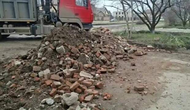 Незаконные баррикады снова на дороге: в Краснодаре неизвестный преграждает машинам путь строительным мусором