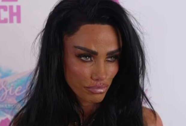 Дочь одержимой пластикой телезвезды ответила на критику внешности матери